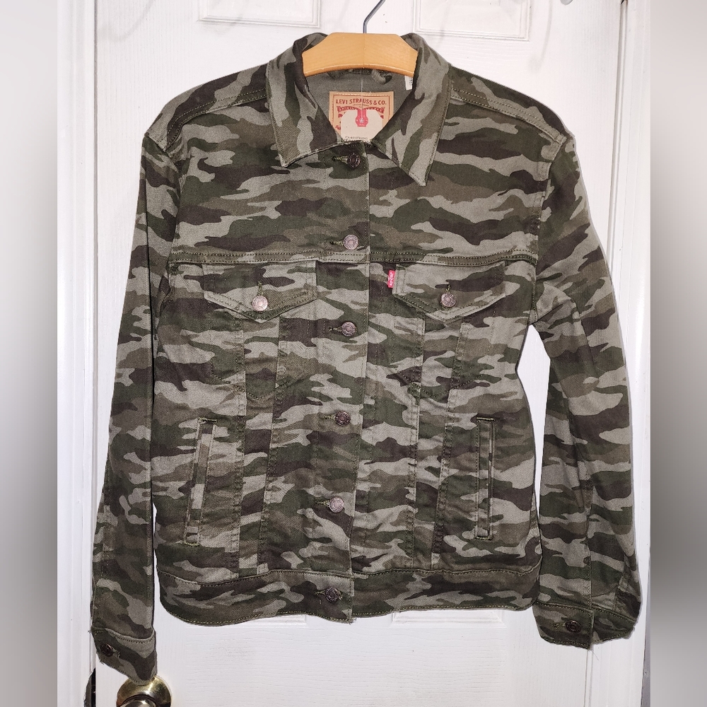 Levi's Camo Jacket Size Small
